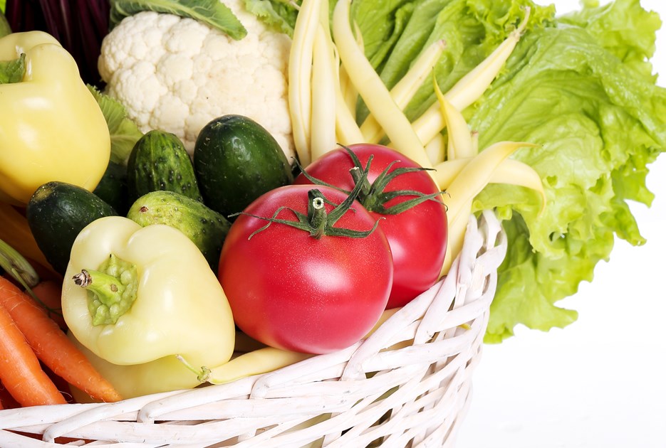 Billede af forskellige grøntsager i en kurv. Billede: Colourbox
